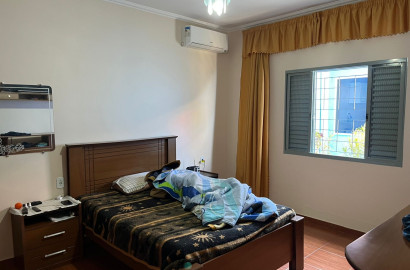 Linda casa a Venda em São Lourenço - MG.