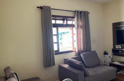 Casa para venda em São Lourenço - MG.