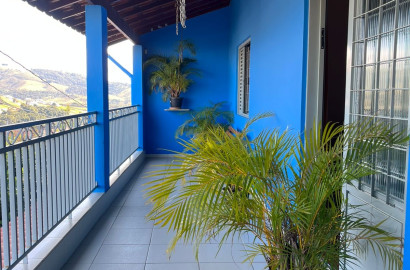 Linda casa a Venda em São Lourenço - MG.