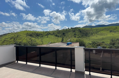Casa com ponto comercial para venda em São Lourenço - MG.
