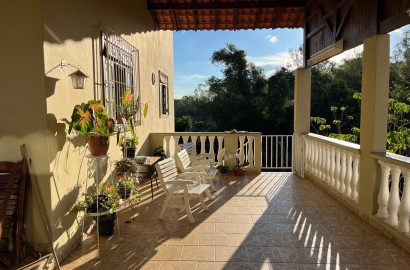 Casa para venda em São Lourenço - MG.