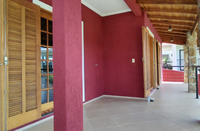 Casa de alto padrão para venda em São Lourenço - MG.