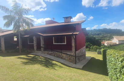Casa de alto padrão para venda em São Lourenço - MG.