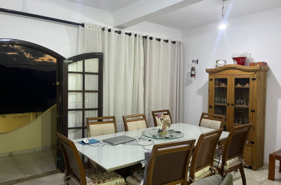 Linda casa para venda em bairro nobre de São Lourenço-MG.