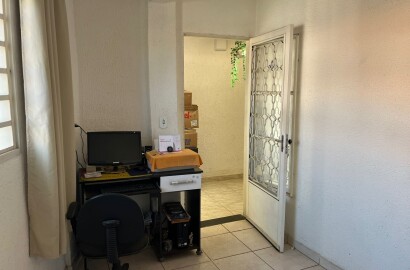 Duas casas pelo preço de uma para venda em São Lourenço - MG.