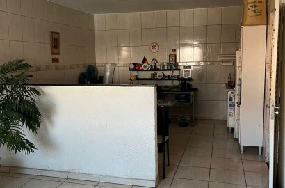 Duas casas pelo preço de uma para venda em São Lourenço - MG.