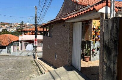 Duas casas pelo preço de uma para venda em São Lourenço - MG.