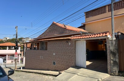 Duas casas pelo preço de uma para venda em São Lourenço - MG.