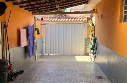 Duas casas pelo preço de uma para venda em São Lourenço - MG.