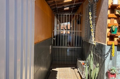 Duas casas pelo preço de uma para venda em São Lourenço - MG.