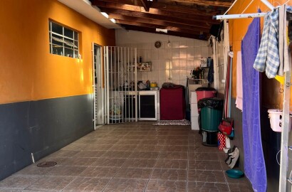 Duas casas pelo preço de uma para venda em São Lourenço - MG.
