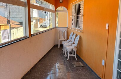 Duas casas pelo preço de uma para venda em São Lourenço - MG.