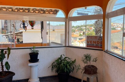 Duas casas pelo preço de uma para venda em São Lourenço - MG.