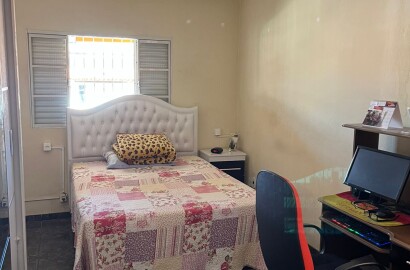 Duas casas pelo preço de uma para venda em São Lourenço - MG.