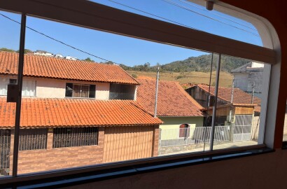 Duas casas pelo preço de uma para venda em São Lourenço - MG.