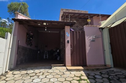Linda casa em bairro tranquilo para venda em São Lourenço MG.