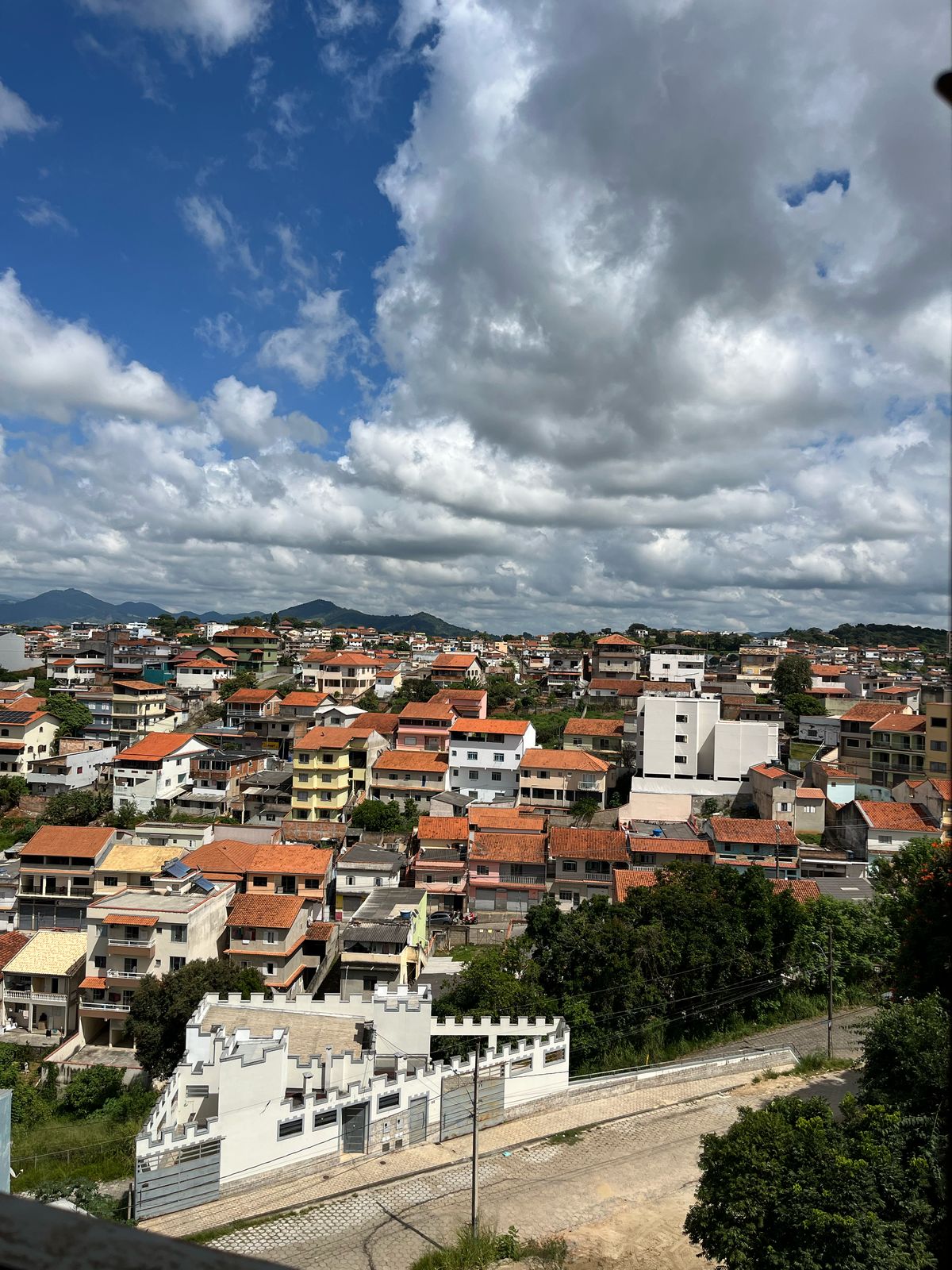 Imóvel com duas casas e ponto comercial para venda em São Lourenço - MG.