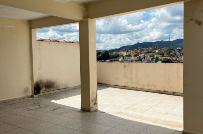 Imóvel com duas casas e ponto comercial para venda em São Lourenço - MG.