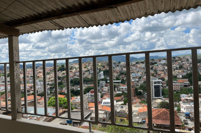 Imóvel com duas casas e ponto comercial para venda em São Lourenço - MG.