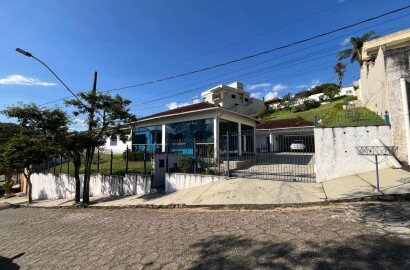 Casa para venda em bairro de alto padrão em São Lourenço MG