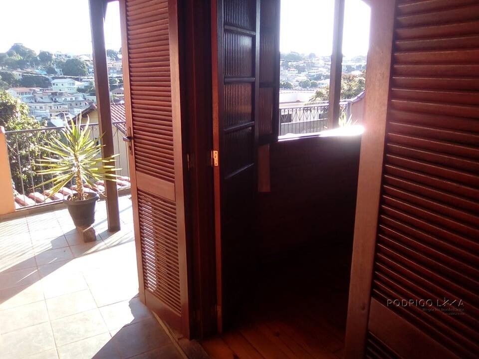 Casa estilo chalé para venda em São Lourenço MG