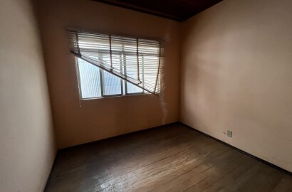 Lote com casa para venda no centro de São Lourenço Mg