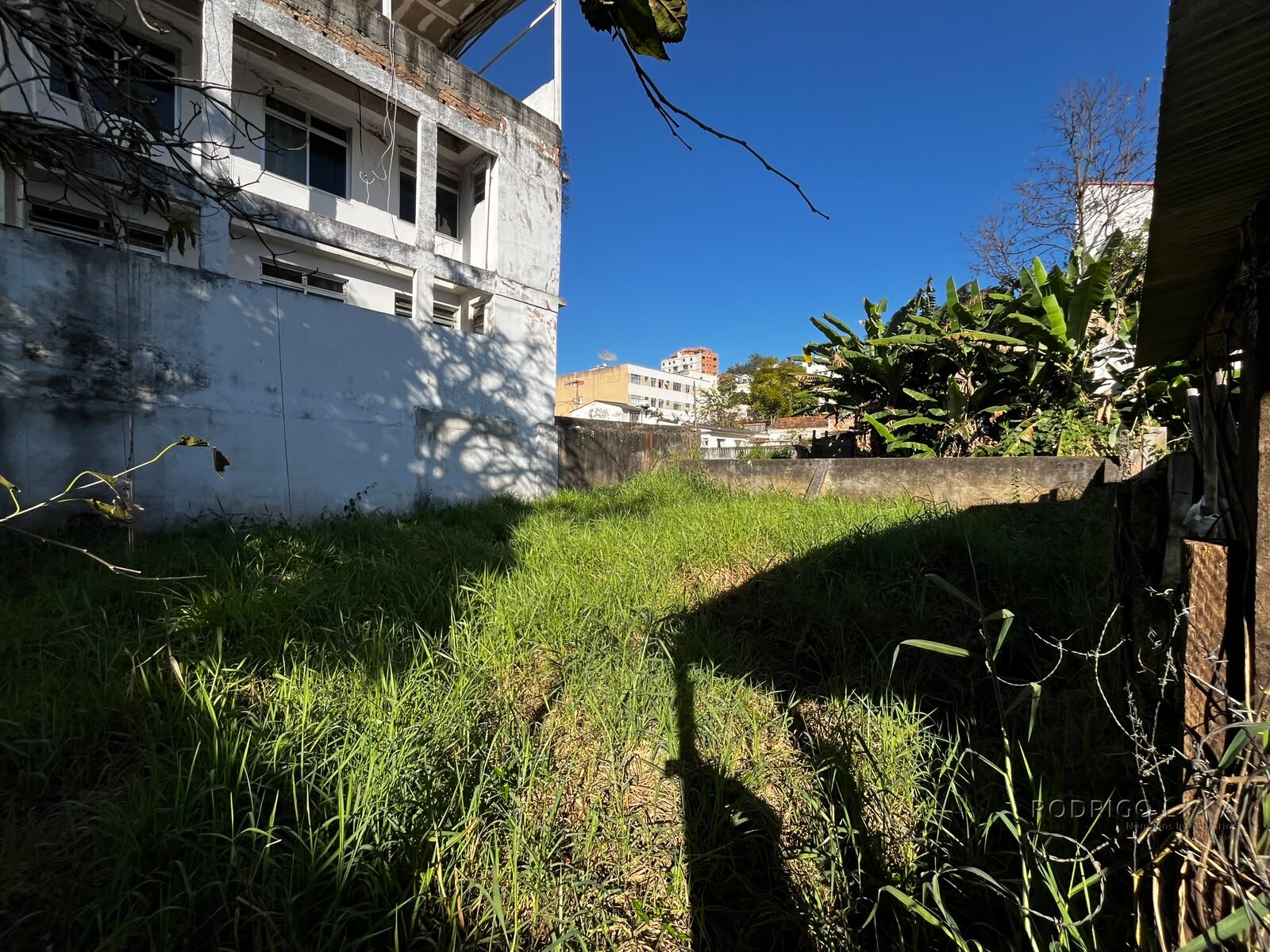 Lote com casa para venda no centro de São Lourenço Mg