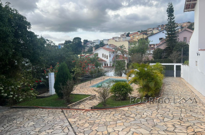 Casa de alto padrão para venda em São Lourenço - MG.