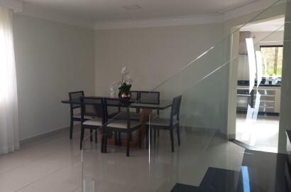 Linda casa para venda em São Lourenço - MG.