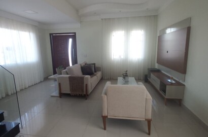 Linda casa para venda em São Lourenço - MG.