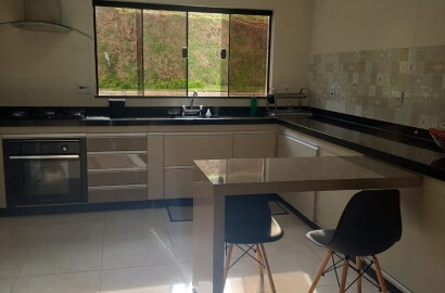 Linda casa para venda em São Lourenço - MG.