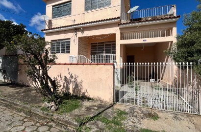 Duas casas para venda em São Lourenço MG