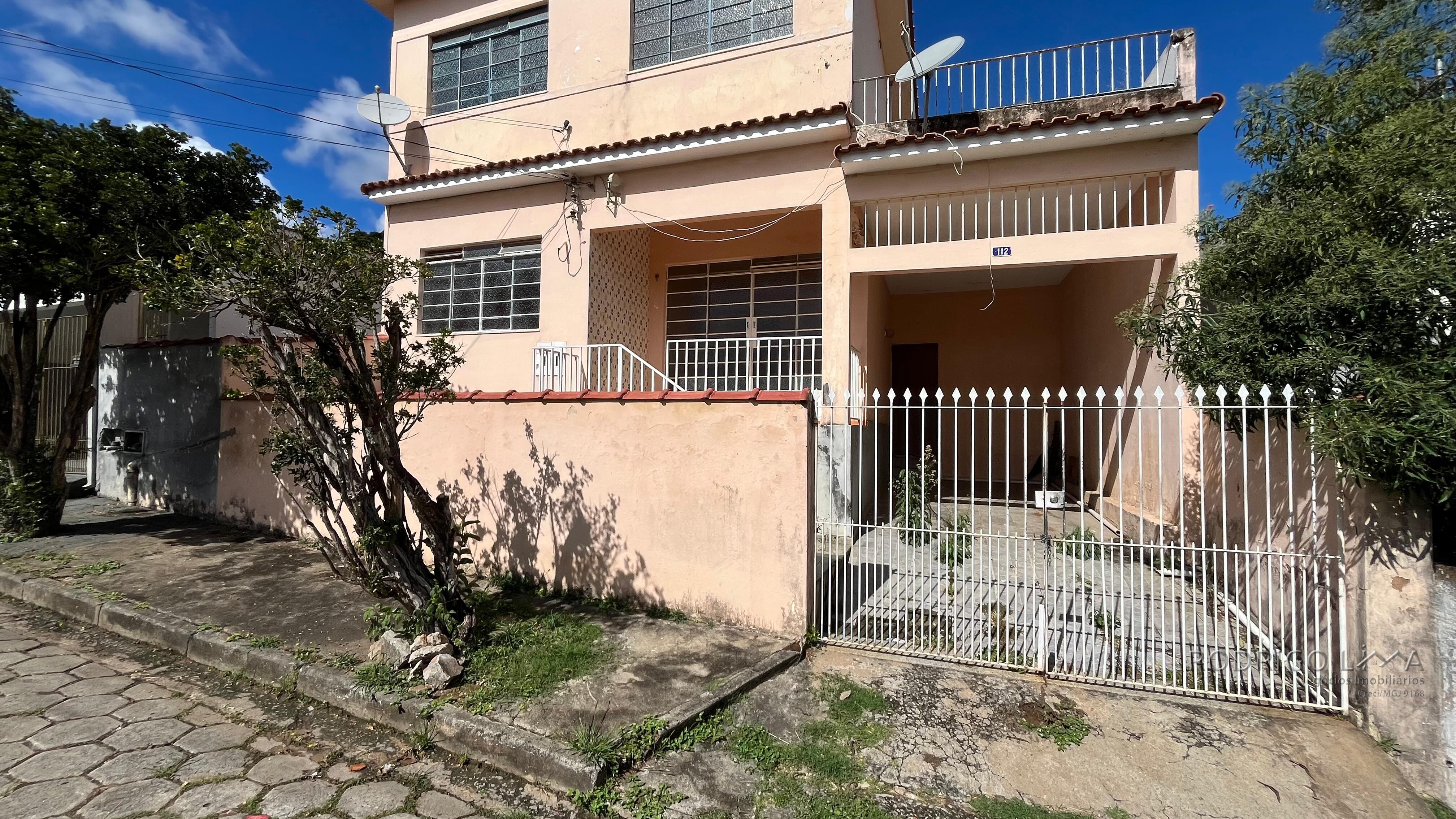Duas casas para venda em São Lourenço MG