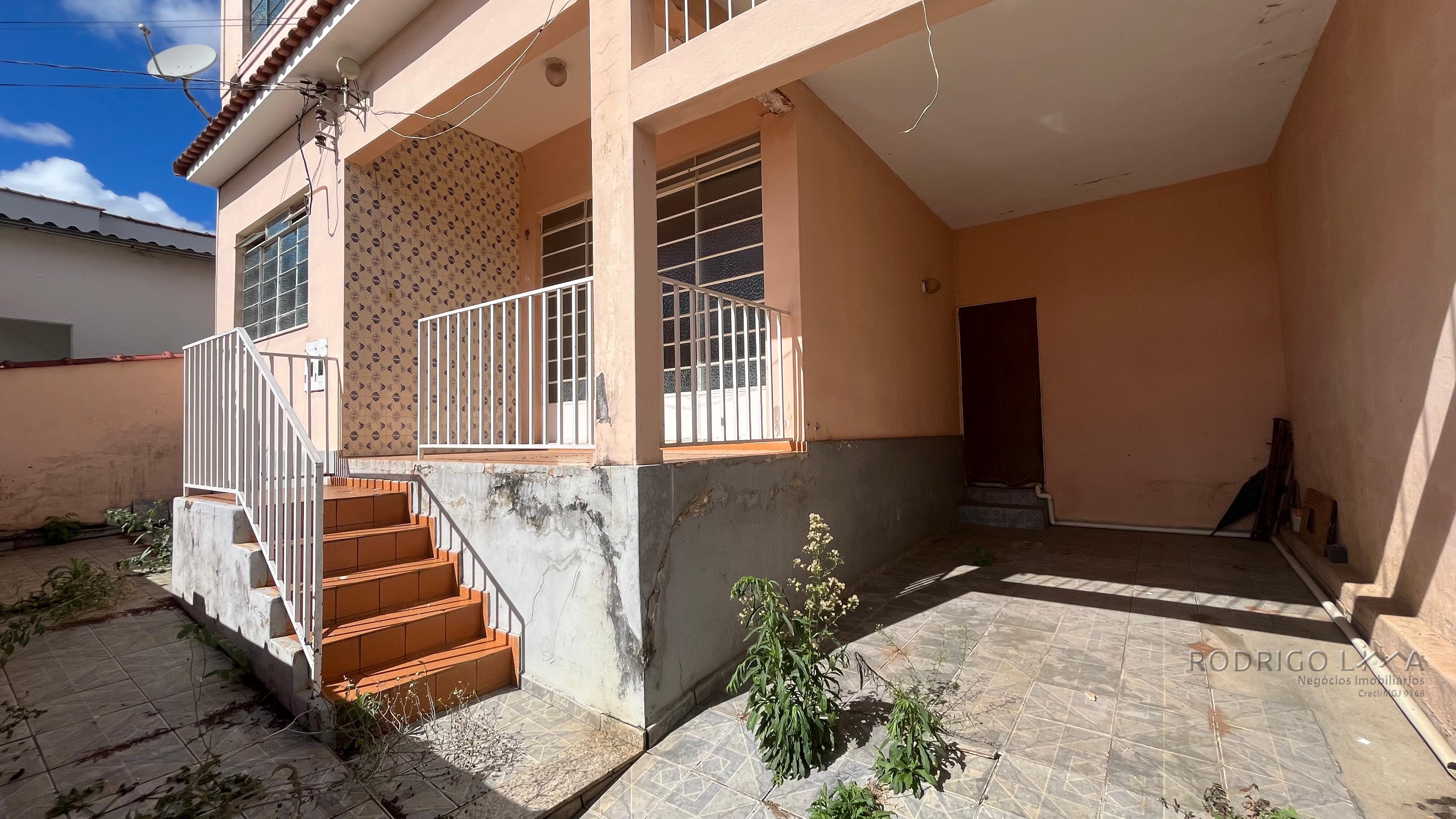 Duas casas para venda em São Lourenço MG