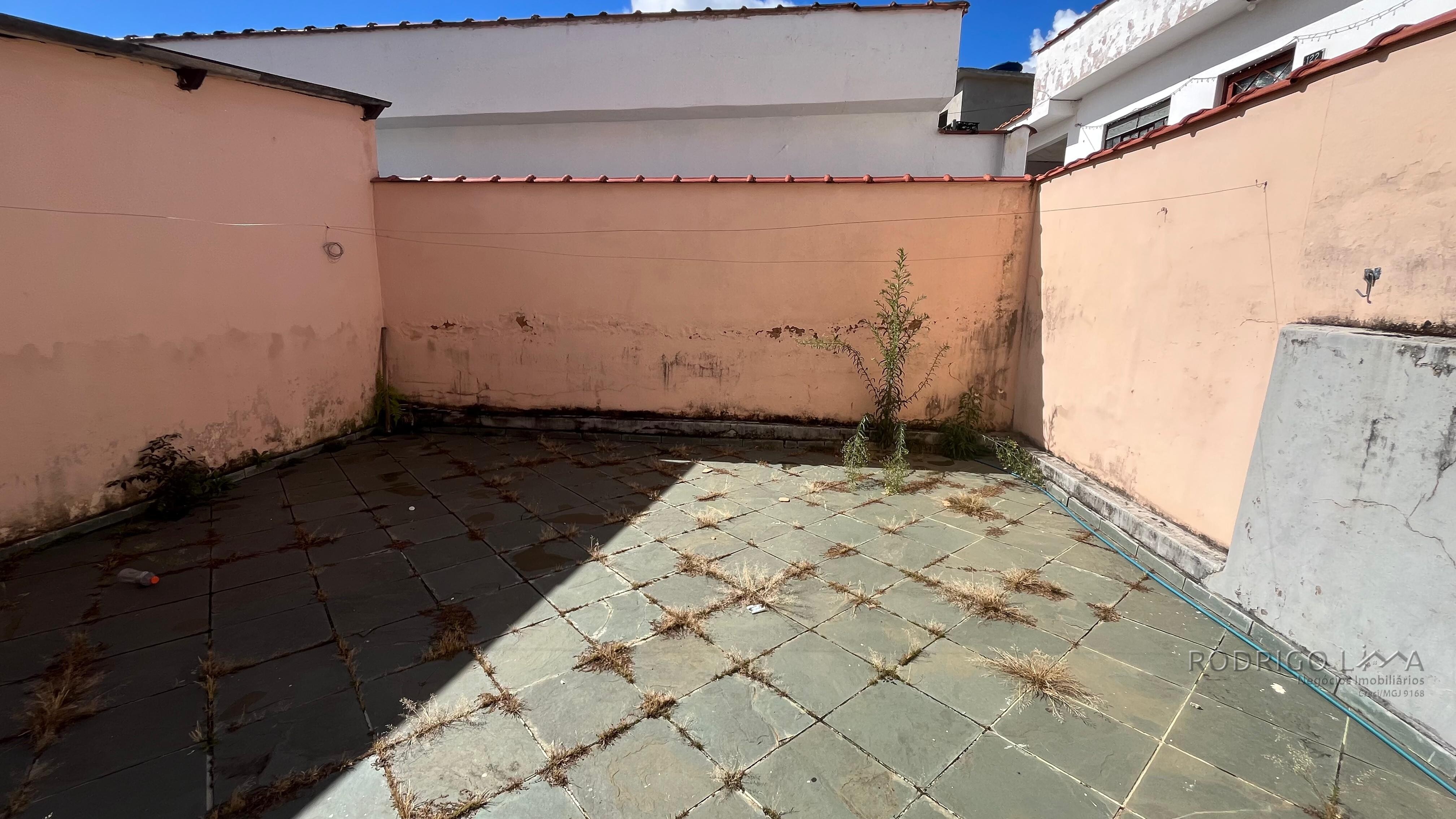 Duas casas para venda em São Lourenço MG
