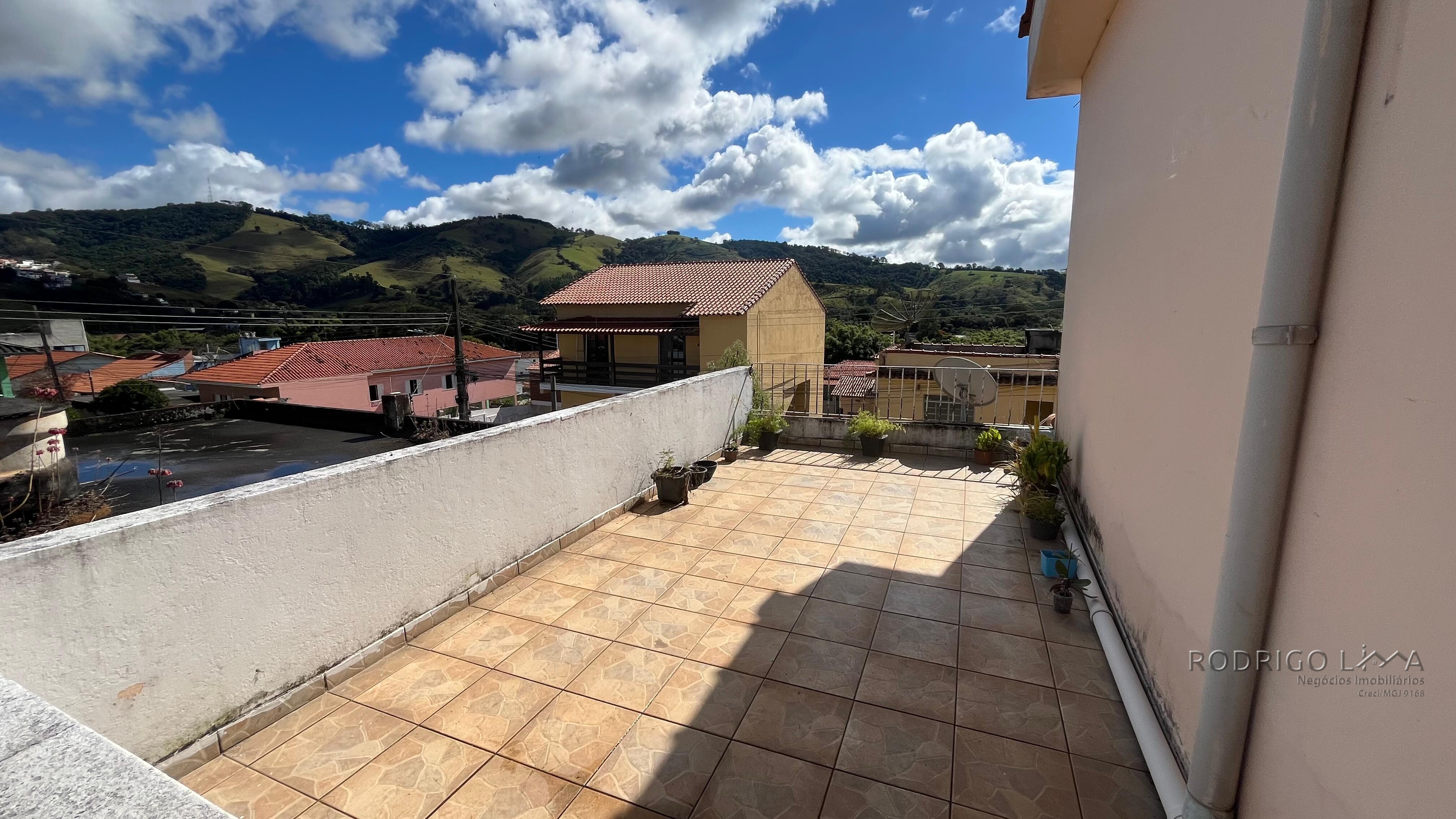 Duas casas para venda em São Lourenço MG