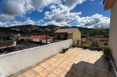Duas casas para venda em São Lourenço MG
