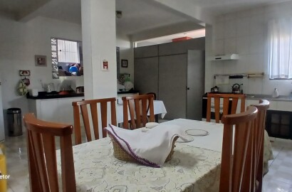Linda casa a Venda em São Lourenço - MG.