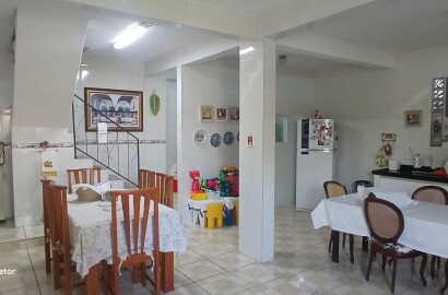 Linda casa a Venda em São Lourenço - MG.