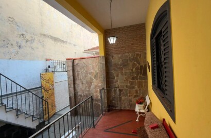 Casa para venda no Centro de São Lourenço-MG.
