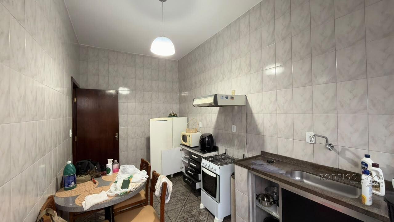 Casa para venda no Centro de São Lourenço-MG.