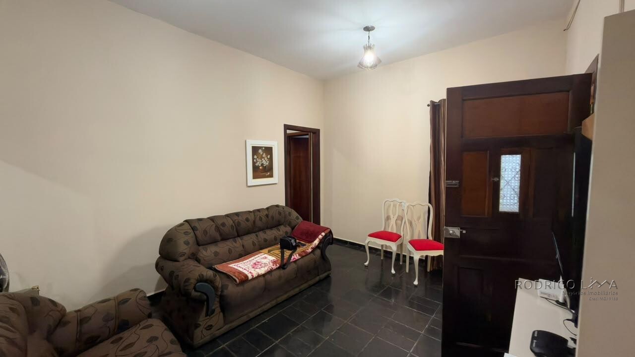 Casa para venda no Centro de São Lourenço-MG.
