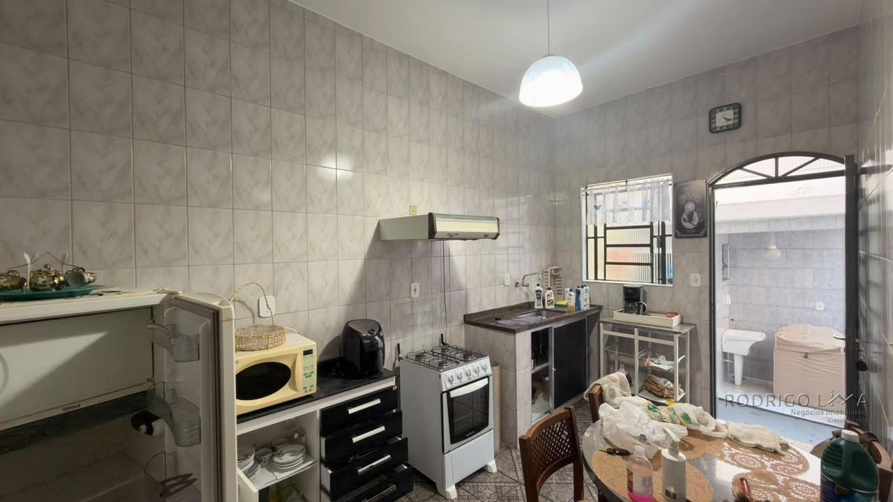 Casa para venda no Centro de São Lourenço-MG.