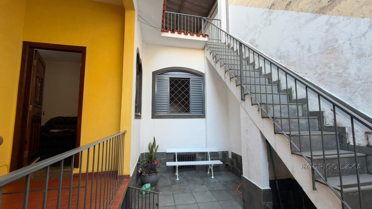 Casa para venda no Centro de São Lourenço-MG.