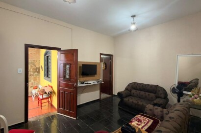 Casa para venda no Centro de São Lourenço-MG.