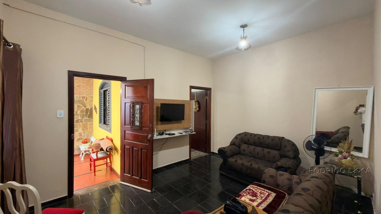 Casa para venda no Centro de São Lourenço-MG.