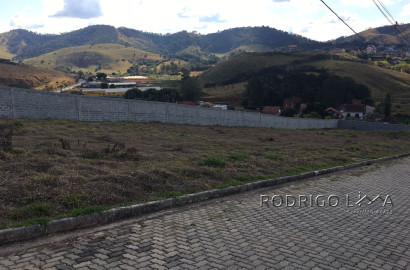 Lote no Condomínio Águas da Mantiqueira, a 3 minutos do centro de São Lourenço - MG.