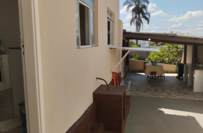Casa para venda em São Lourenço - MG.