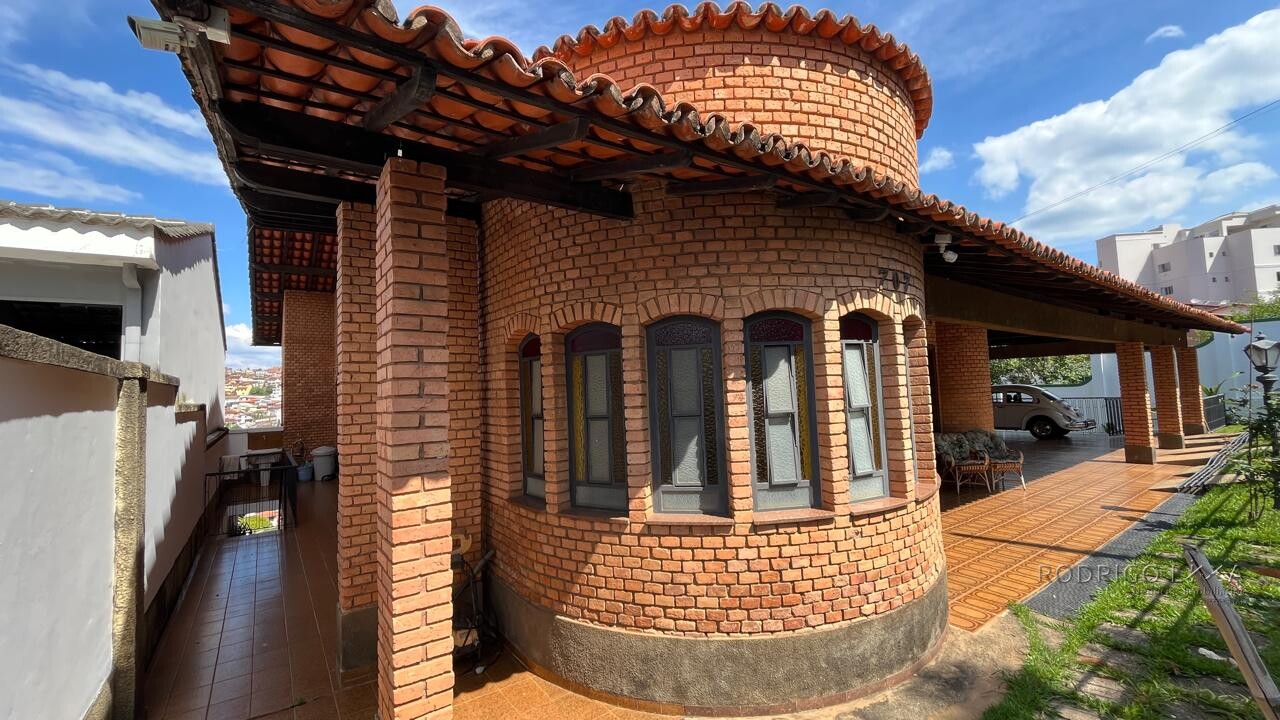 Casa de alto padrão para venda em São Lourenço MG