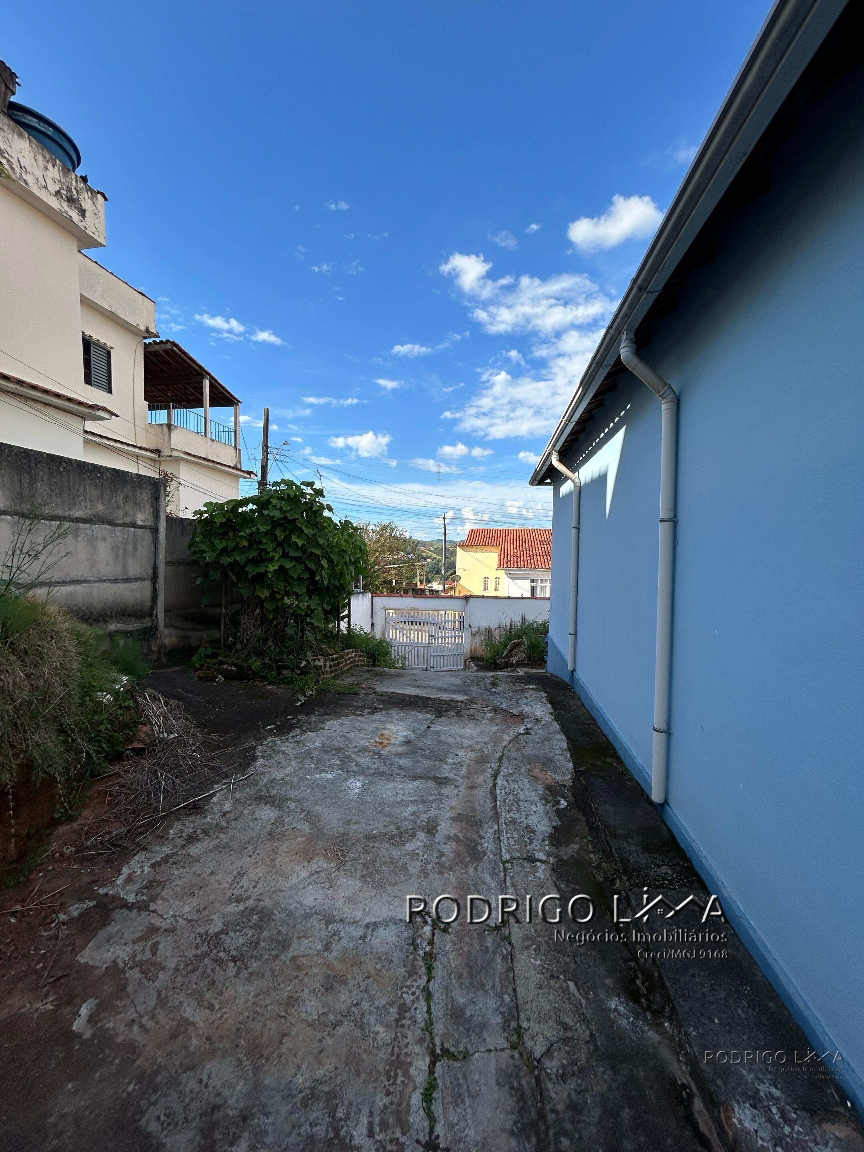 Casa com terreno amplo para venda em São Lourenço MG